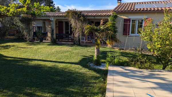 Maison provençale dans petit village Gardois à - de 30 min d'Avignon,  d'Orange et du pont du Gard.