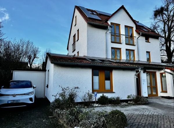 Urte's private room is a master bedroom with bathroom en Suite.