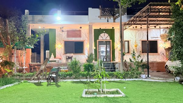 RPsolanki FARMS, Peaceful modern farmhouse wid garden, birds, swing & parking perfect family retreat