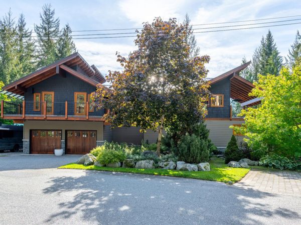Peaceful Whistler Family Home with Hot Tub, Sauna & Mountain Views