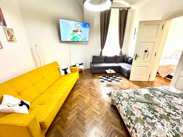 Ultimate Apartment | Private courtyard | Netflix