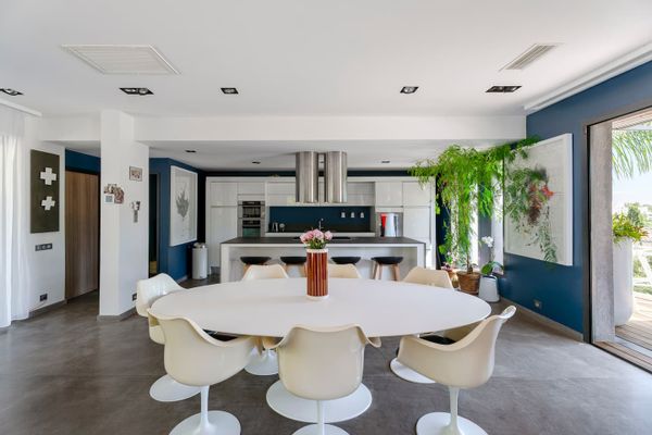 Maison d'architecte calme avec piscine, jardin et aperçu mer