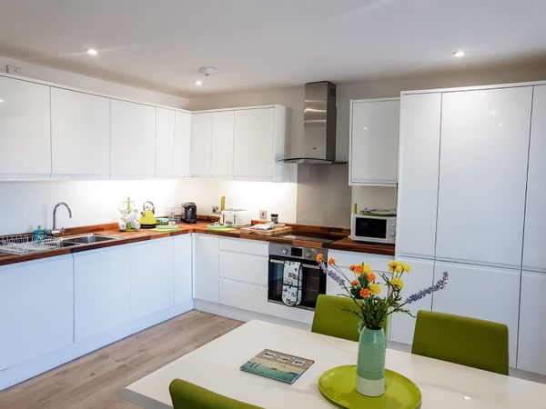 Hengistbury Reach:2 bedroom coastal holiday let near beaches & New Forest. Feature lit hot tub.