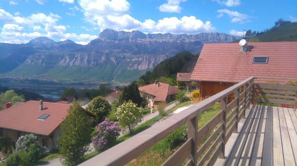 Maison, superbe vue, grande terrasse au sud en montagne, tout confort.