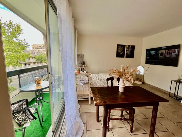 Paris La Défense Studio • Balcony