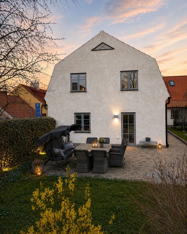 Elegant 5BR house in Visby old town, private garden, 2 bathrooms, ideal for families and group stays