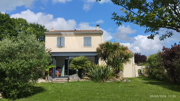 La maison de 120 m2, 3 chambres sur Saintes, une véranda et jardin