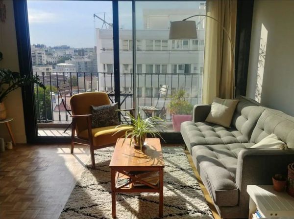 Grand studio très ensoleillé avec balcon et vue