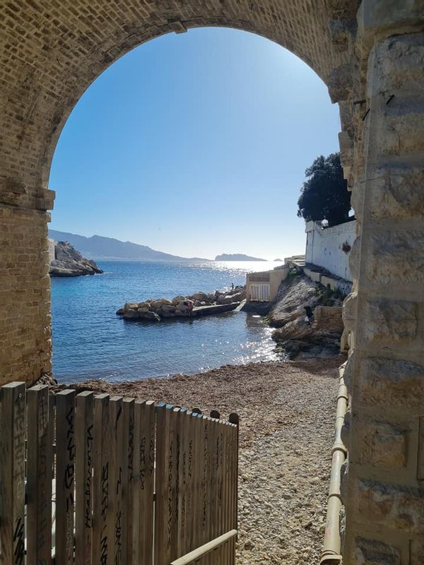 Comme un cabanon dans une calanque marseillaise, vue et accès mer.