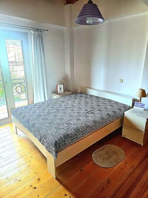 Casa amplia y acogedora, con parquet y techos de madera. Balcón con flores ideal para relajarse.