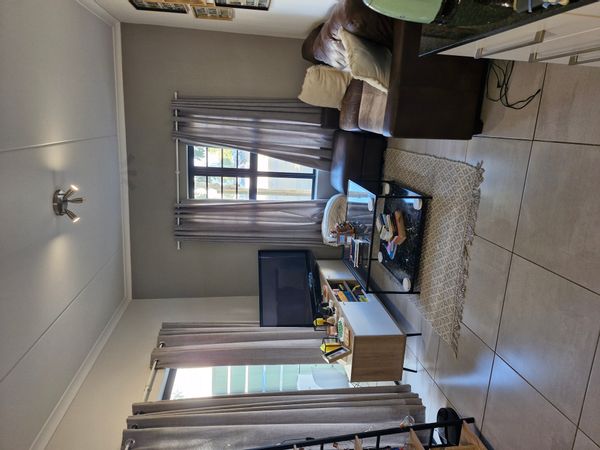 A comfortable, cozy 1-bedroom apartment in the suburbs of Cape Town.