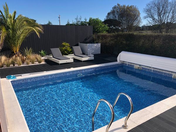 Piscine, Lagon, océan, golf, sites touristiques what else ?