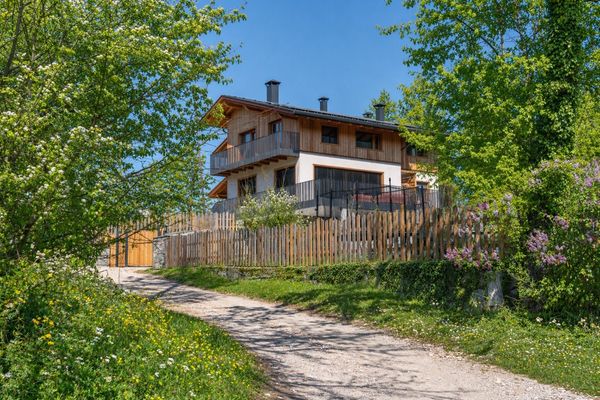 Natural 3 floor, 350sqm home with mountain view, pool, hot tub, garden, trampoline, close to Lakes