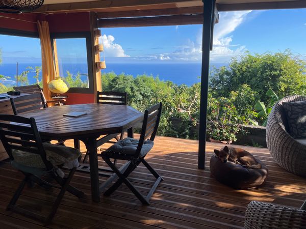 Maison chaleureuse en bas des Avirons vue mer, accessible à pied par un sentier à deux pas.