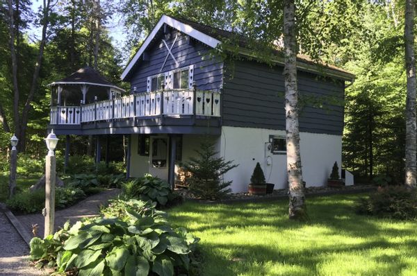 Cozy 3BR cottage near Hidden Valley & Deerhurst, fireplace, Wi-Fi, beach access, garden retreat.