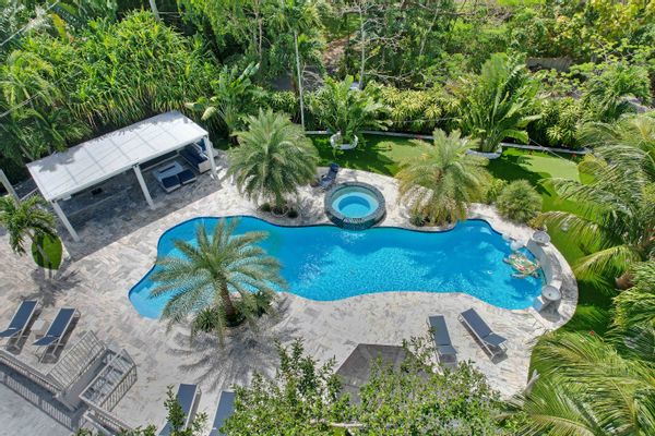 1-acre Tropical oasis with lake, canals, pool, guesthouse & lush gardens—private and unique.