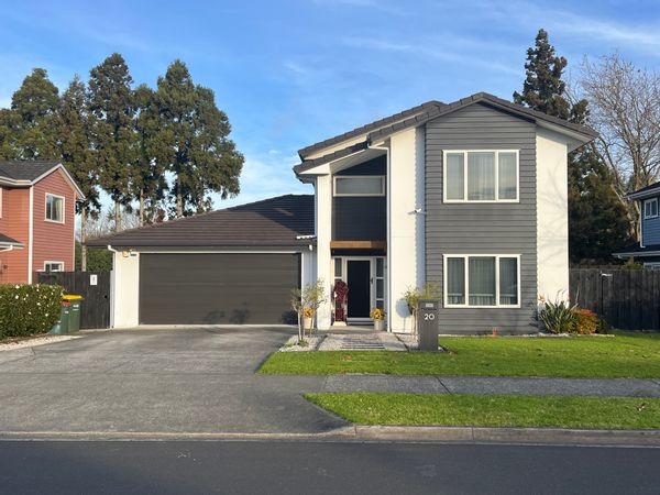 “4 bedroom Upmarket executive home” 30 min from city. Quiet safe area.