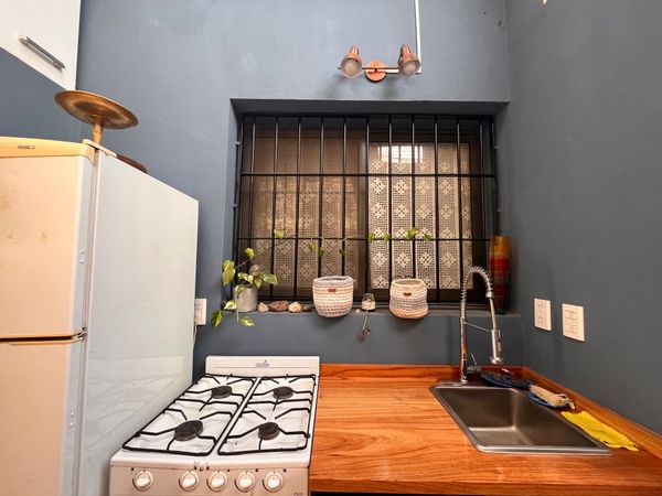 Habitación privada de Euge con entrada, cocina y baño independiente. Vista al jardín y terraza