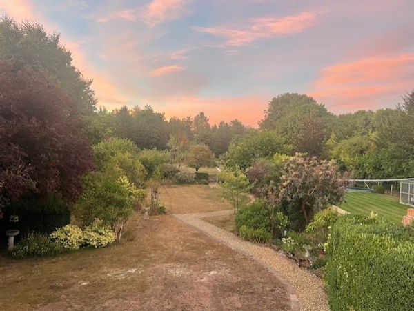 Modern spacious family home near the Ridgeway with plenty of space, private orchard and home gym