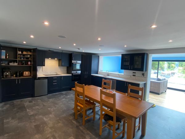 Modern spacious family home near Oxford and the Ridgeway with private orchard and home gym