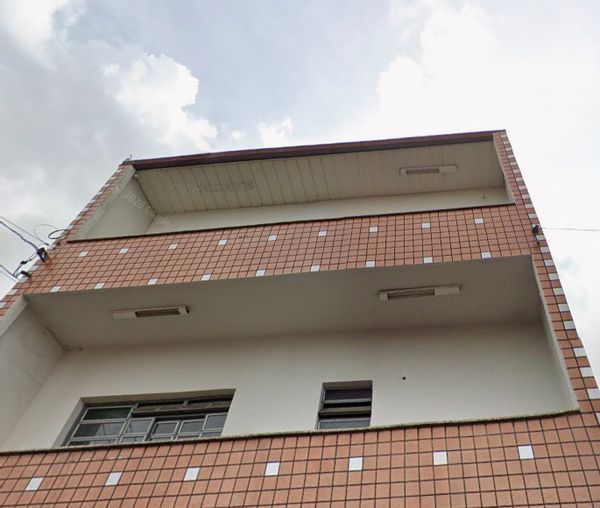Apartamento com banheiro.