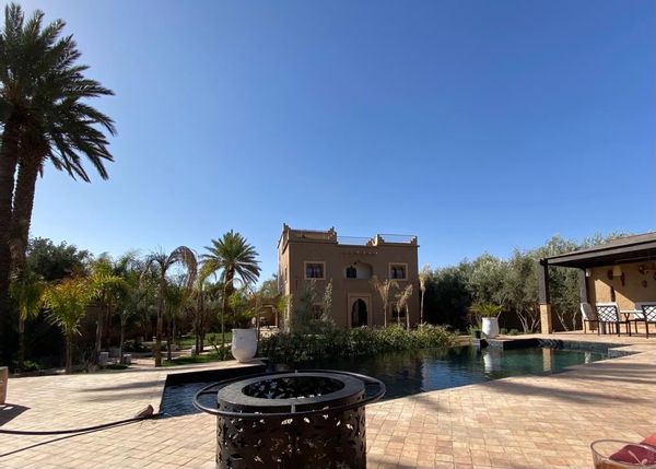 Nichée dans la palmeraie, Dar Lily est une villa familiale avec jardin arboré et piscine privée.