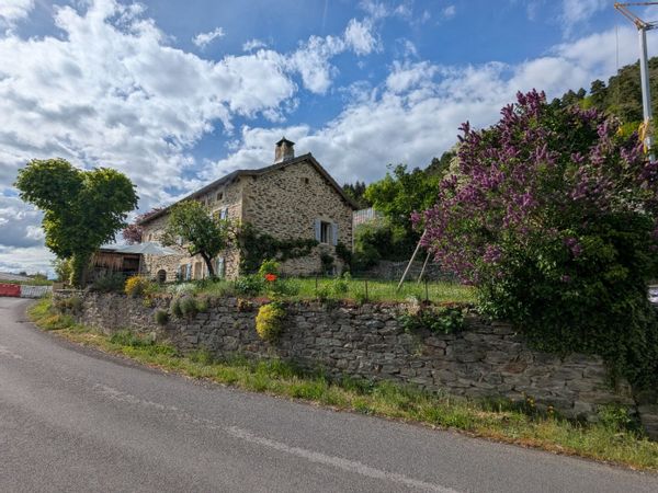 La maison de Jean-Pierre et Michelle est une ancienne ferme rénovée située dans un petit village