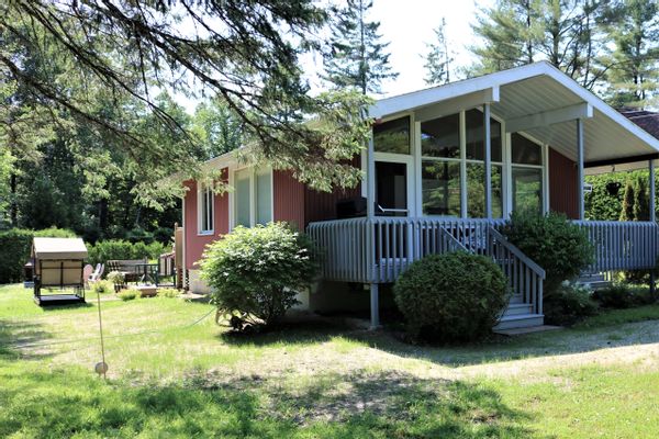 Petit chalet à Magog (Southière) à quelques pas du lac Memphrémagog!