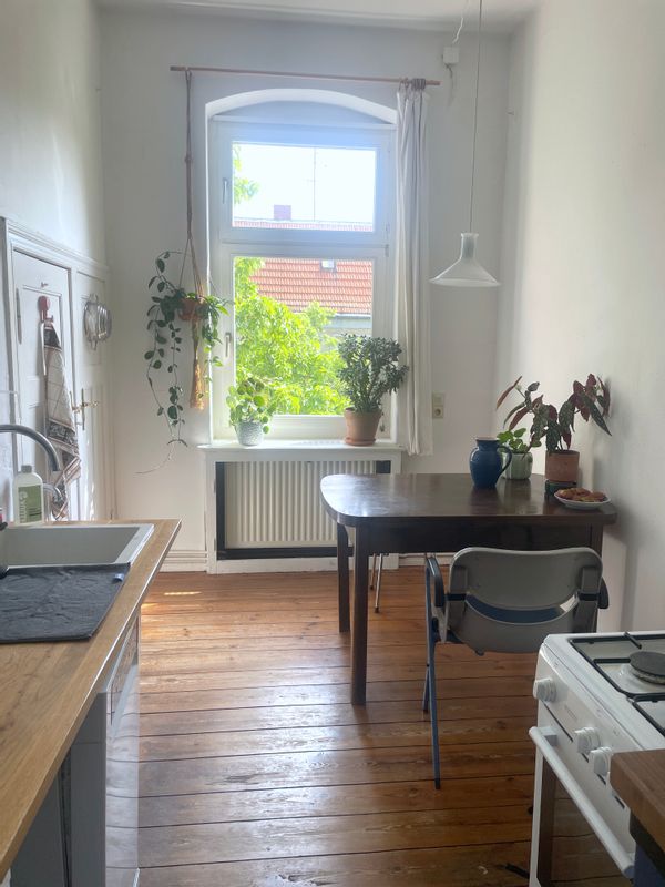 Luminoso y tranquilo apartamento de con una amplia cocina, acogedor balcón en Neukölln, Maybachufer