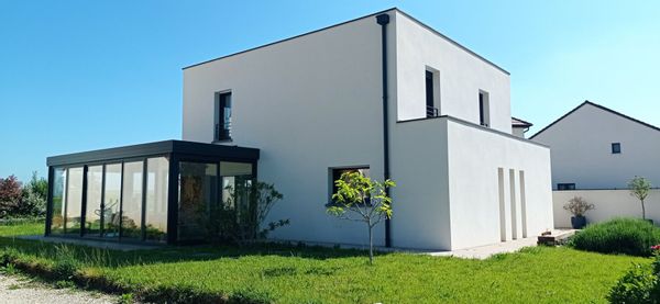 Maison Moderne et Récente. 3 chambres.