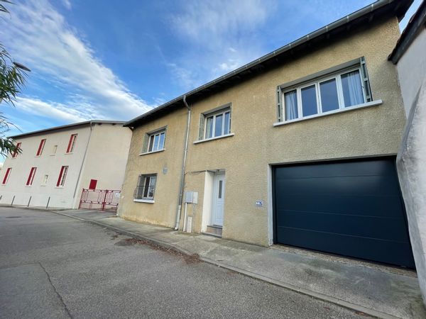 Maison familiale spacieuse avec jardin, piscine et terrain de pétanque