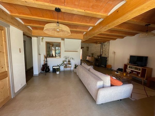 Belle maison en pierre entièrement rénovée avec goût au sein d'un petit village rural mais vivant.