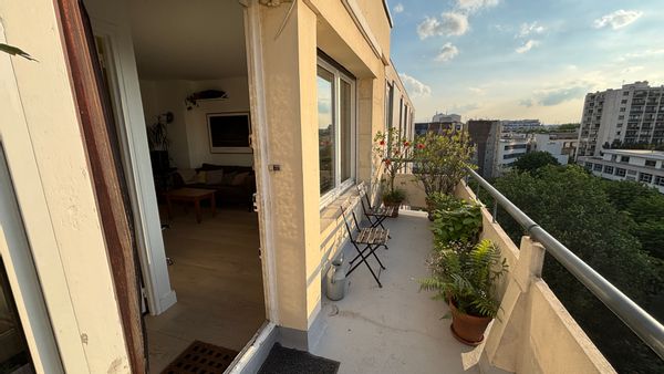 Au calme, vues et terrasse au dernier étage