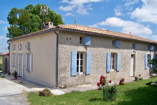 Notre grande longère familiale à la campagne en Charente-Maritime. Bienvenue!
