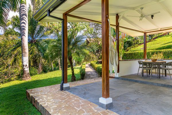Cute home on gated resort close to beach with Pool access,  Fiber Optic, Yoga Deck