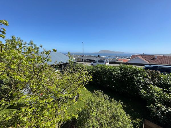 Hyggeligt hjem med fantastisk panoramaudsigt over Tórshavn og tæt på smuk færøsk natur.