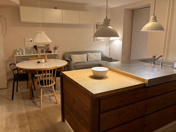 A spacious and cosy flat in a quiet area with direct access to a cosy shared courtyard. Metro 5 min.