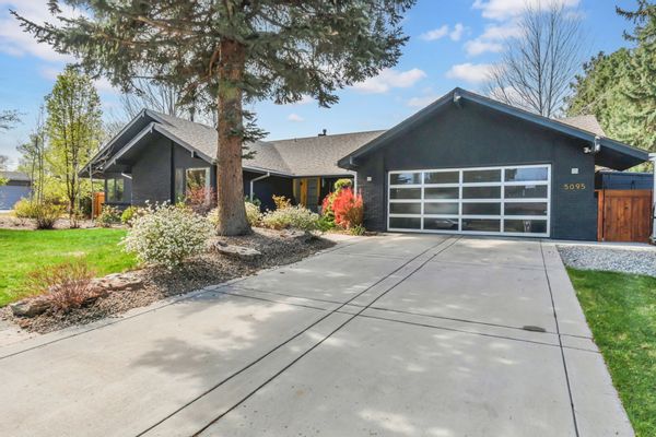 Boulder Country Club Oasis, flatiron views. Designer home.
