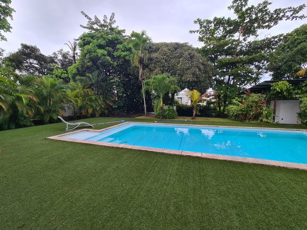 Villa T4 avec piscine et jardin arboré dans un quartier calme et familial