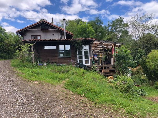 A quirky interesting little house in the countryside made in part of reclaimed materials. Paradise.