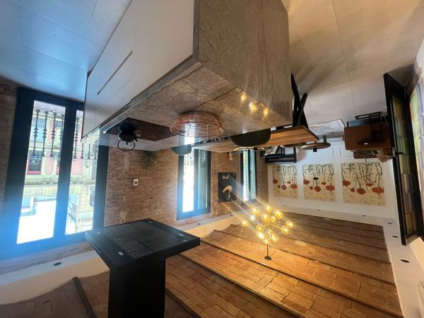 2-bedroom / 2-bath high-end apartment in a prime Barcelona location.