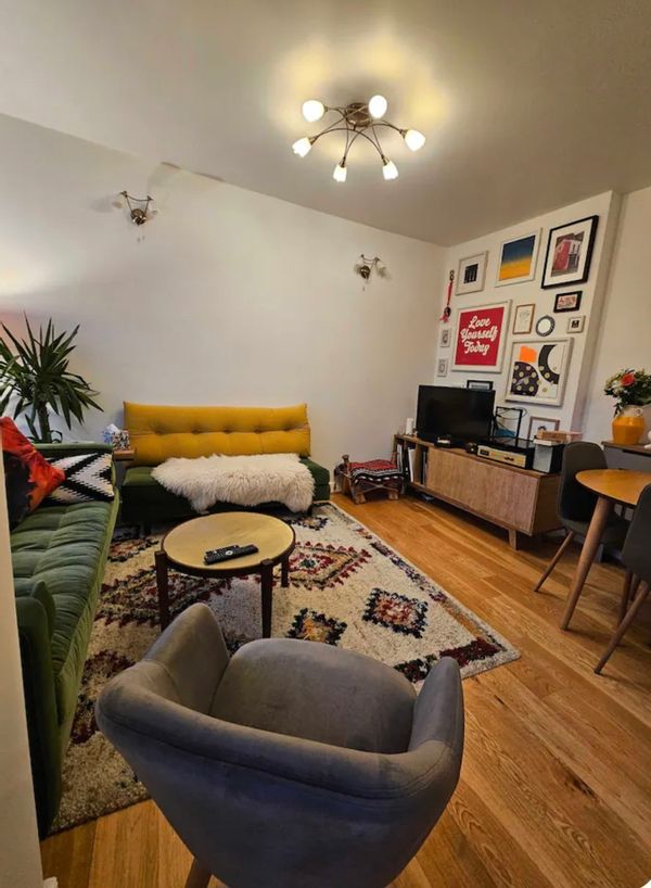 Lovely bright 2 bedroom apartment with a mountain view.