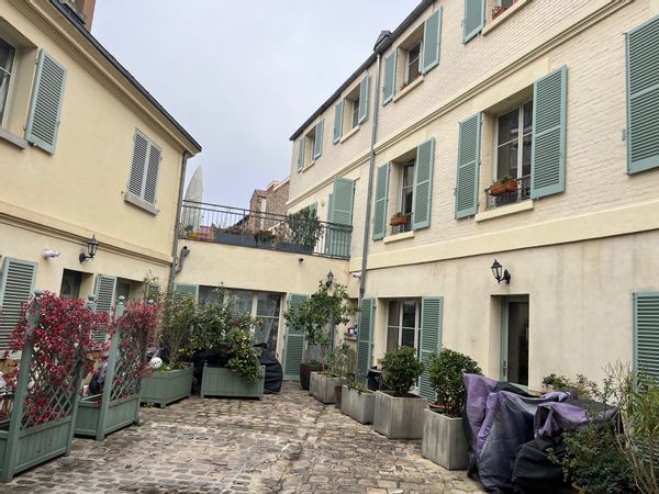emplacement au calme en plein de centre de Versailles et de son marché atypique. Le chateau à 5min.