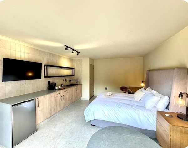 Hennie's Luxury Open Plan Suite