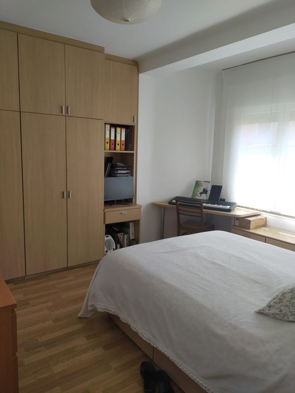 Casa de Anna apartamento muy bien conectado con Barcelona ciudad y situado en barrio genial.