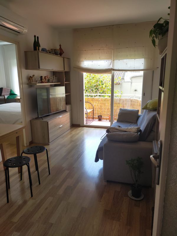 Casa de Anna apartamento muy bien conectado con Barcelona ciudad y situado en barrio genial.