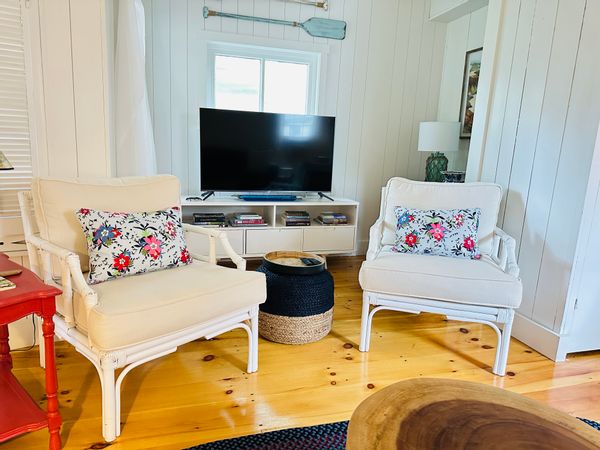 Adorable, quirky & historic town cottage within walking distance from famous Inkwell beach