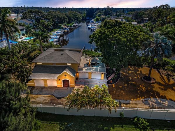 Sunny waterfront home in paradise! Kayaks, paddleboard, bikes with easy access to Old Florida Charm!