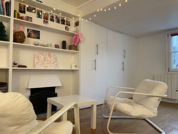 Situé très proche du Louvres.Lumineux, avec jardin et cour de chaque côté de l’appartement.