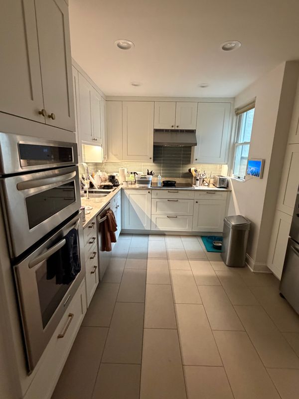 Matthew's house a charming, 3-bedroom, 2-bathroom condo over 1,600 square feet in East Lakview